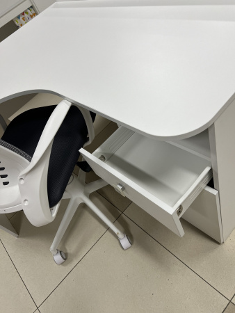 Стол угловой коллекции Умка 1160 мм от Династия Kids